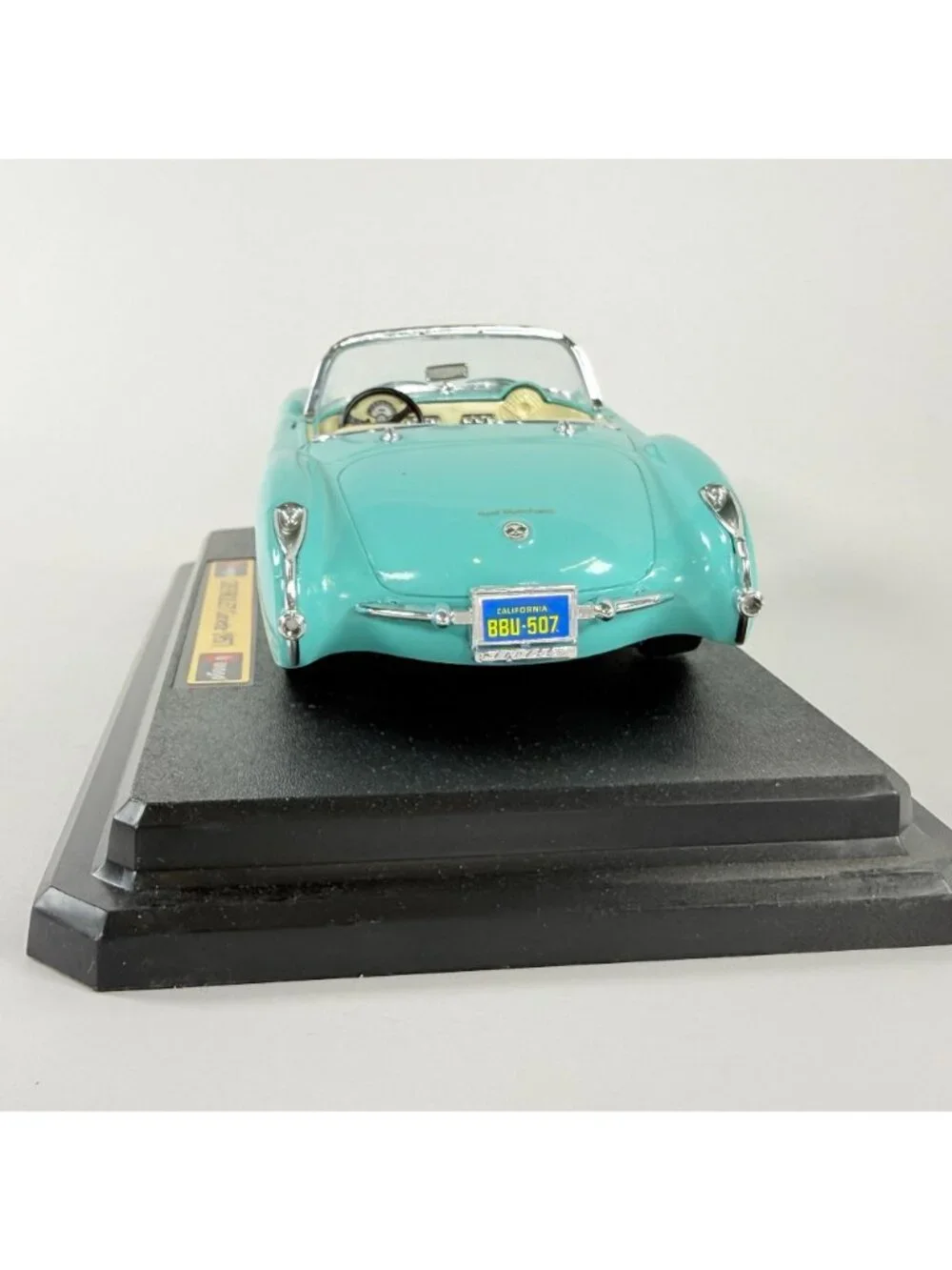 Burago Chevrolet Corvette 1957 1:18 Diecast Model Car Special Collection Mint Bo